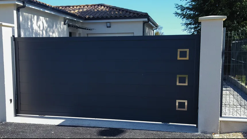 Portail battant devant une maison